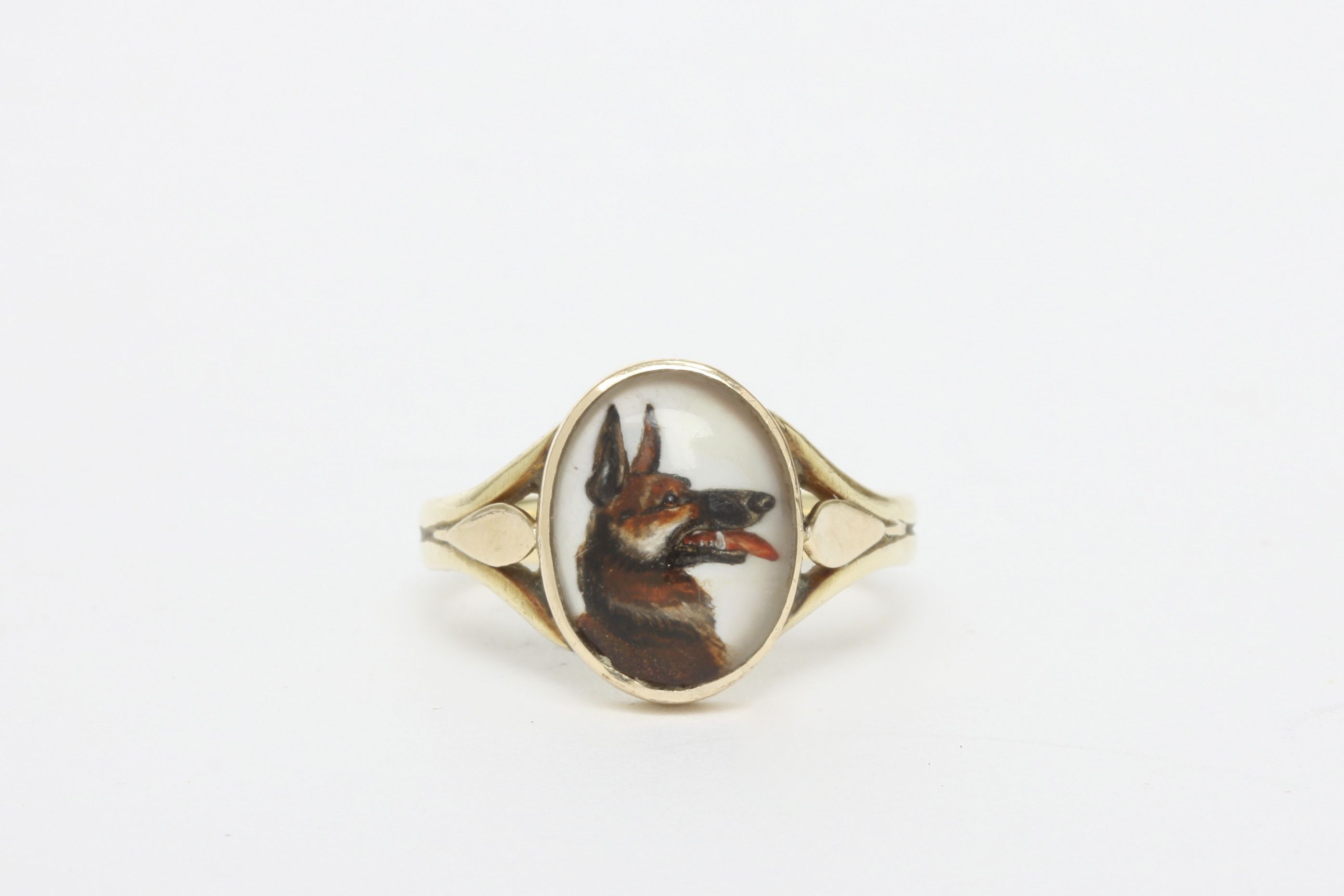 A rock crystal reverse hand carved intaglio 18ct gold ring depicting an Alsatian dog, the domed