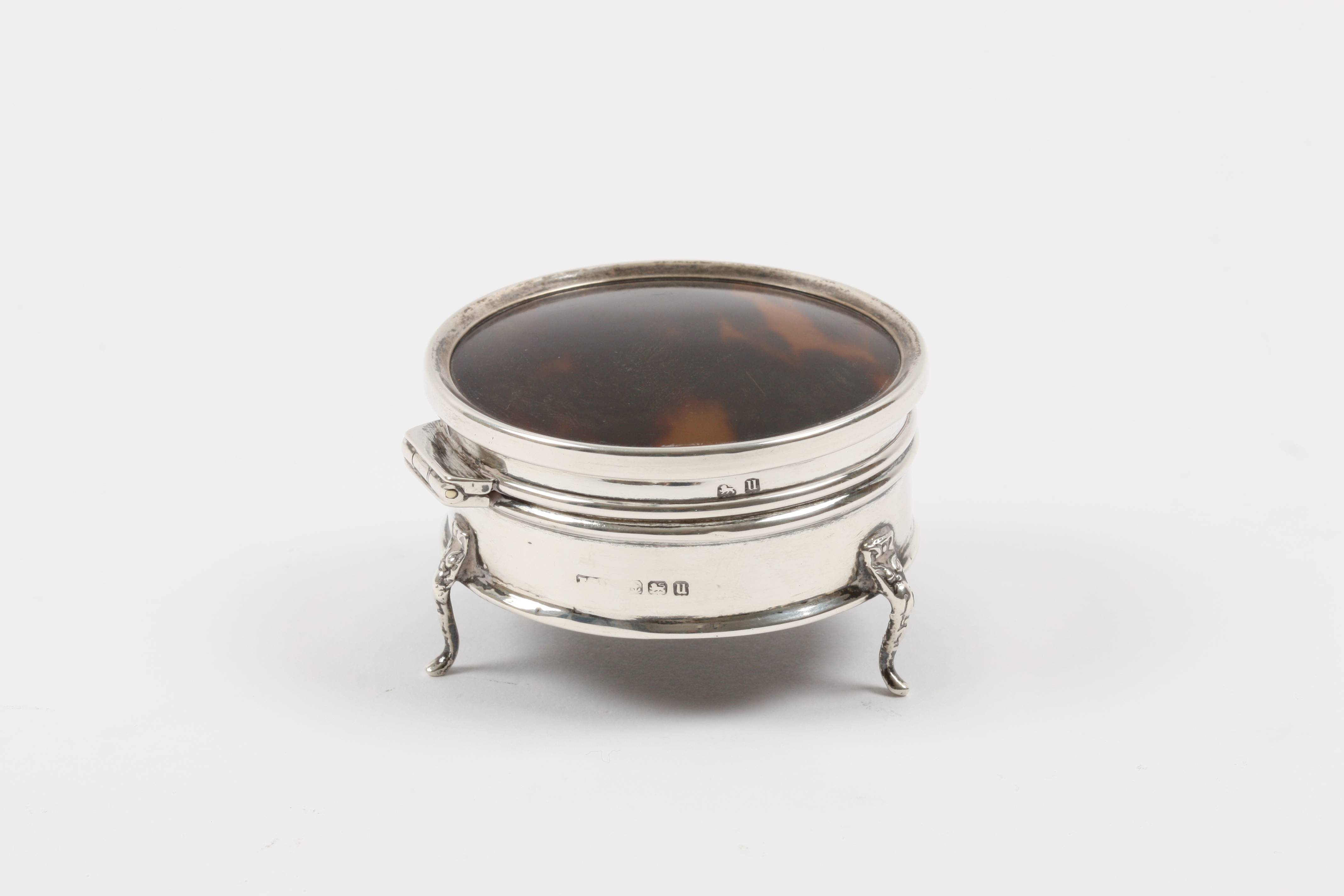 A George V silver and tortoiseshell trinket box hallmarked Birmingham 1919, with hinged lid,