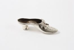 An Edwardian silver novelty shoe shaped pin cushion hallmarked Birmingham 1910, the front with an