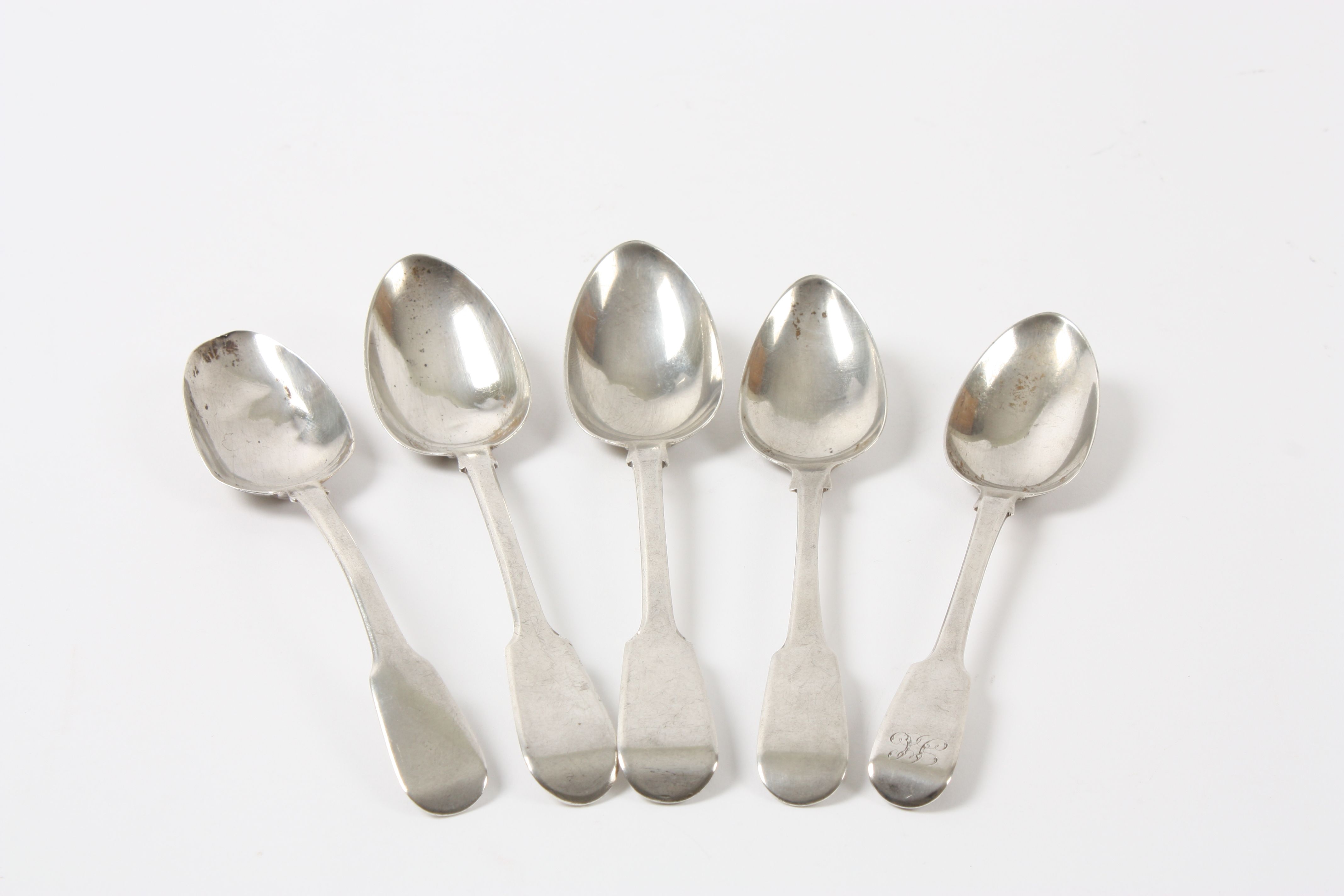 A group of five assorted Georgian silver fiddle pattern teaspoons hallmarked London 1822, 1812 (