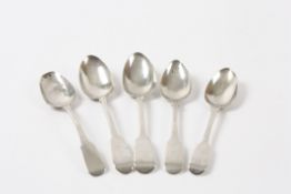 A group of five assorted Georgian silver fiddle pattern teaspoons hallmarked London 1822, 1812 (