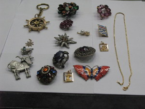 QUANTITY OF VARIOUS COSTUME BROOCHES, PENDANTS, ETC.