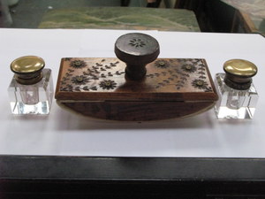 BRASS MOUNTED CARVED TREEN INK BLOTTER PLUS PAIR OF VINTAGE GLASS INKWELLS