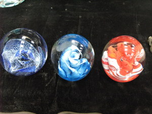 THREE DECORATIVE GLASS PAPERWEIGHTS, ALL SIGNED TO BASE