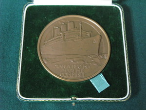 CASED ROYAL MINT BRONZE MEDALLION, COMMEMORATING THE COMMISSION OF THE QUEEN MARY 1936