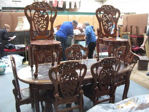 HEAVILY CARVED REPRODUCTION ORIENTAL STYLE OVAL DINING TABLE WITH EIGHT (SIX AND TWO) PIERCEWORK