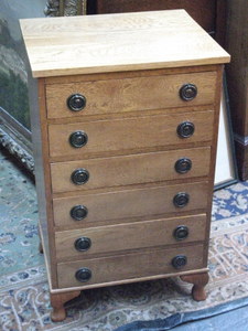 SMALL OAK CHEST OF SIX DRAWERS CONTAINING STAINLESS STEEL CUTLERY, LINENS ETC.