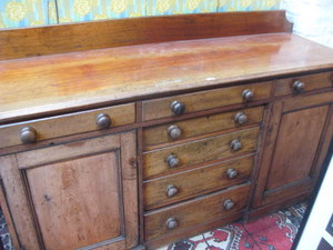 ANTIQUE MAHOGANY SIDEBOARD FITTED WITH SEVEN DRAWERS AND TWO CUPBOARD DOORS