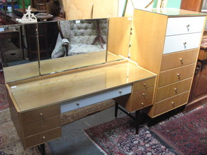 1970's STYLE LIGHT OAK DRESSING TABLE AND SIX DRAWERS BEDROOM CHEST