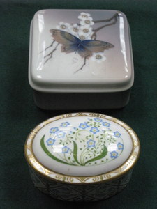 ROYAL COPENHAGEN PIN DISH WITH COVER AND ROYAL CROWN DERBY PIN DISH WITH COVER