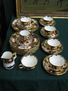 PARCEL OF ROYAL CROWN DERBY CHINA INCLUDING CUPS AND SAUCERS, SIDE PLATES, MILK JUGS, ETC.