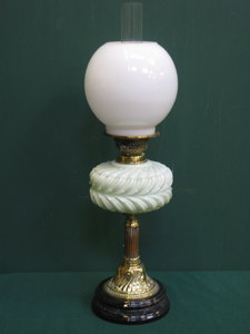 VICTORIAN STYLE BRASS COLUMN FORM OIL LAMP WITH LIME GREEN GLASS RESERVOIR