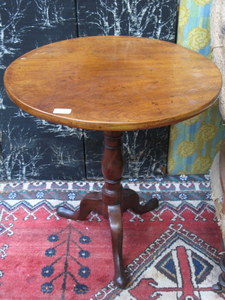 MAHOGANY TILT TOPPED CIRCULAR TABLE ON TRIPOD SUPPORT