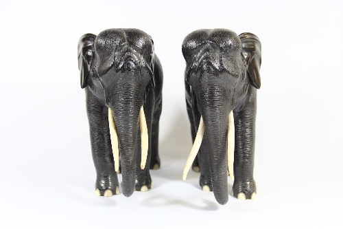 2 carved ebony elephants H 21cm