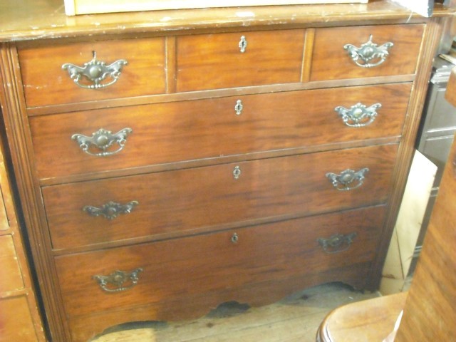 An Edwardian mahogany chest, the rectangular top with reeded edge over four graduating long drawers,