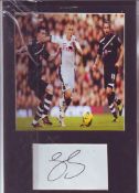Steve Sidwell A4 sized matted presentation, presented along with a photo of him playing for Fulham.