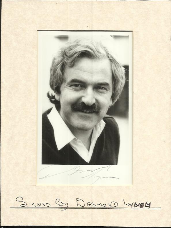 Des Lynam signed b/w photo mounted. Good condition.