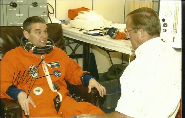 Valery Korzun Small 6x4 colour photo signed by cosmonaut Valery Korzun, seen here in astronaut