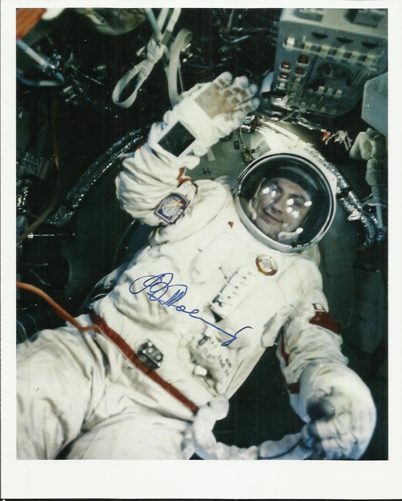 Vladimir Kovalyonok Colour 8x10 photo autographed by cosmonaut Vladimir Kovalyonok who was