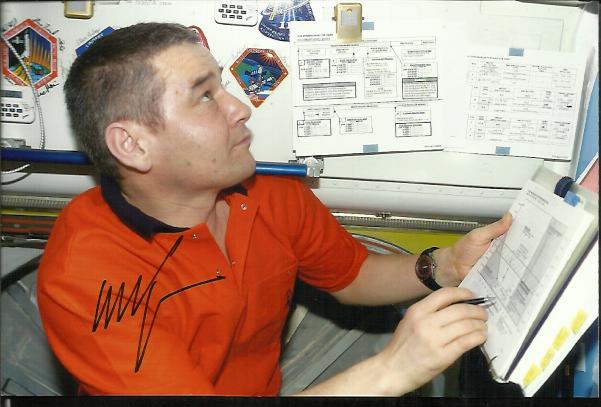 Valery Korzun Small 6x4 colour photo signed by cosmonaut Valery Korzun, seen here in astronaut