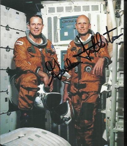 Gordon Fullerton Small 5x4 colour photo signed by astronaut Gordon Fullerton (1936 ? 2013) who flew