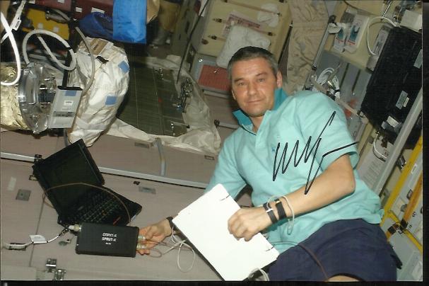 Valery Korzun Small 6x4 colour photo signed by cosmonaut Valery Korzun, seen here on the