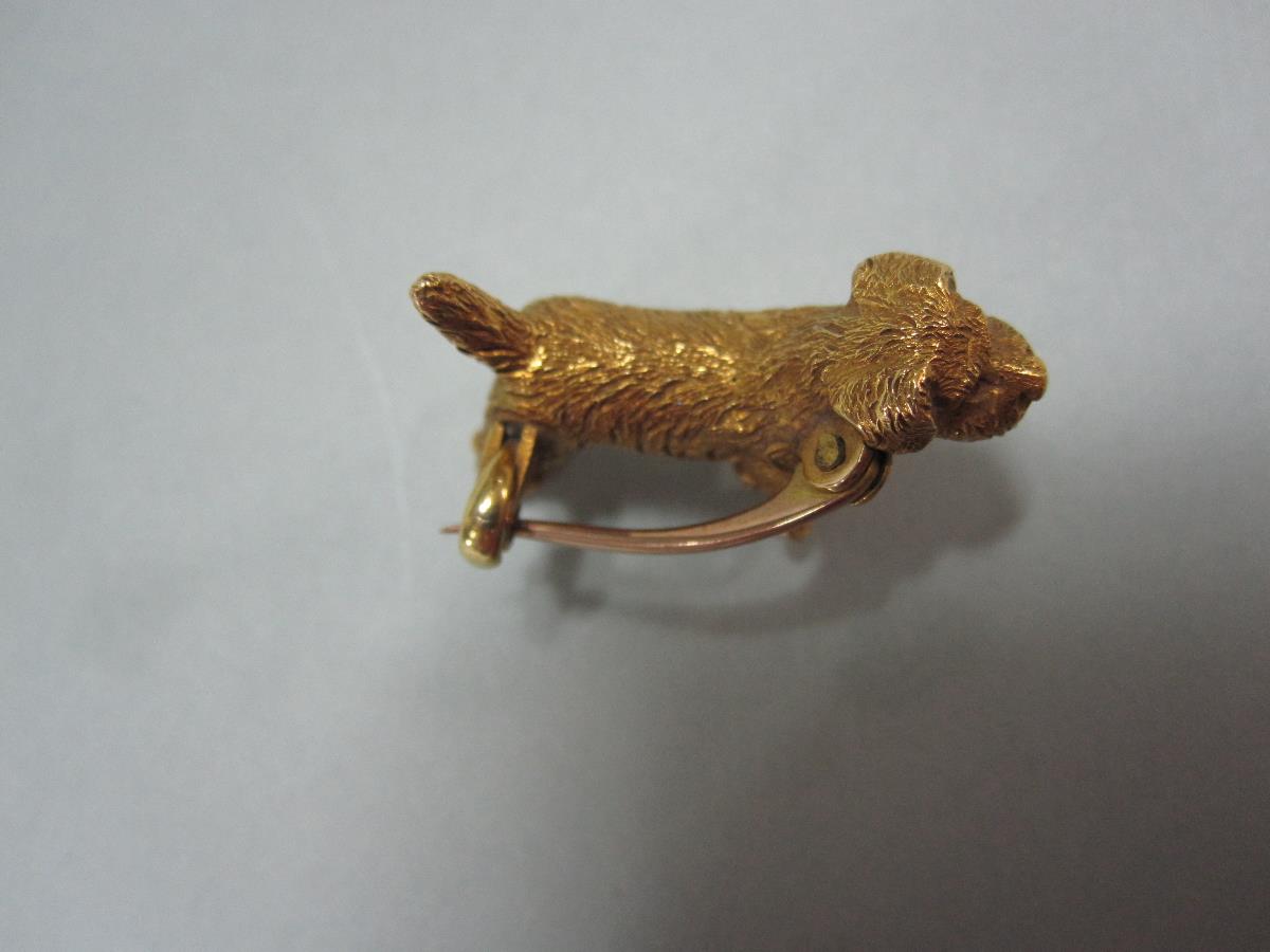 A vintage dog brooch, the realistically modelled and wire-hair textured standing Norfolk terrier, - Bild 4 aus 6