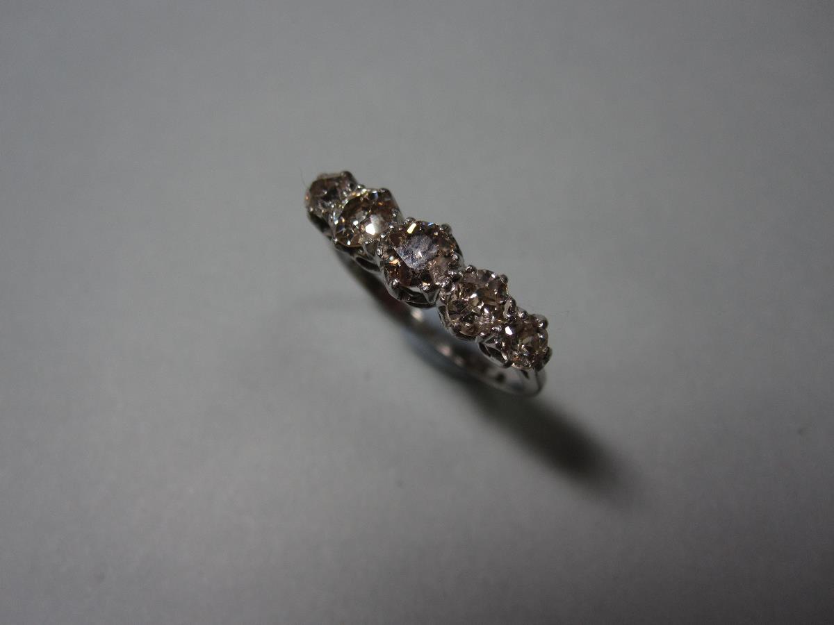 An old cut diamond five stone ring, the graduated approximately round old cut diamonds claw set to - Bild 4 aus 4