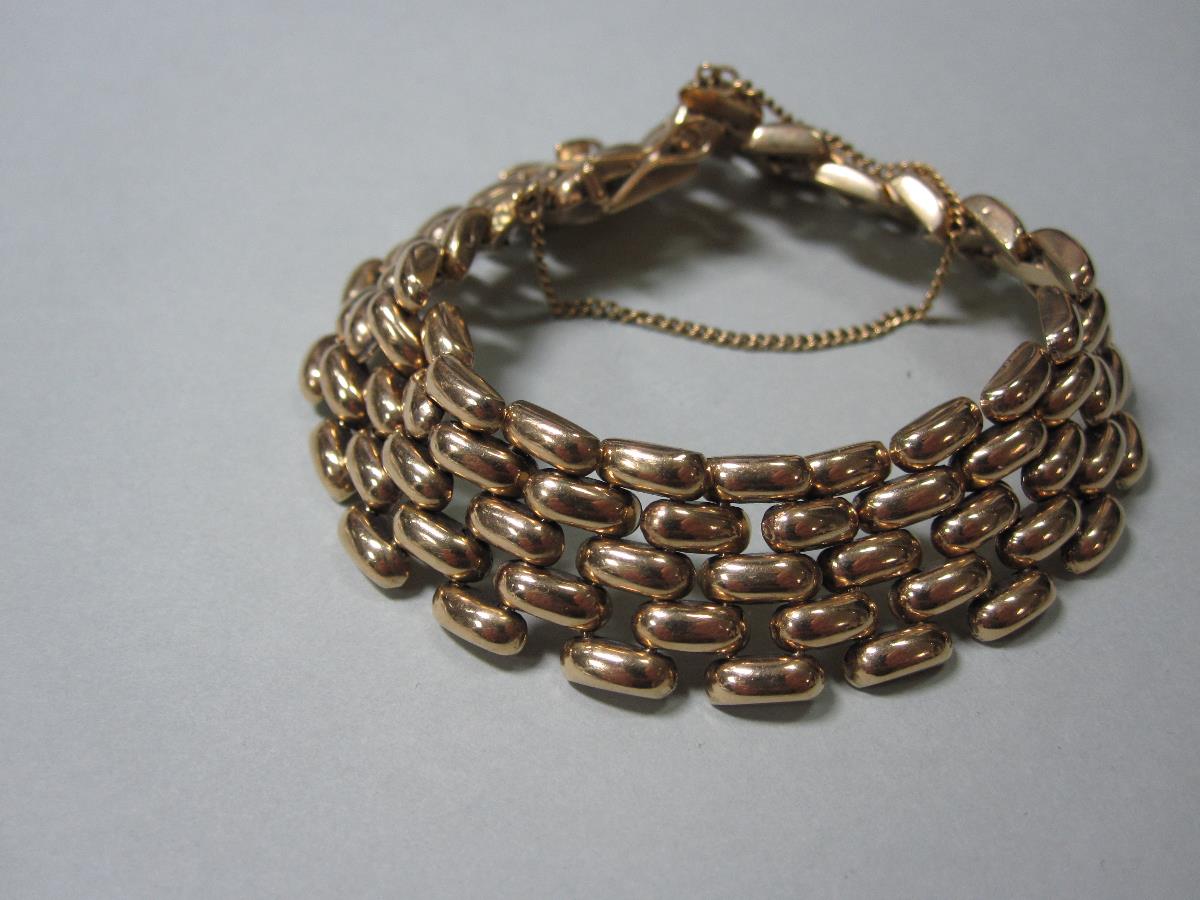 A 9ct gold bricklink bracelet, the loaf-shaped bricks in alternating stacks of two and three to a - Bild 2 aus 3