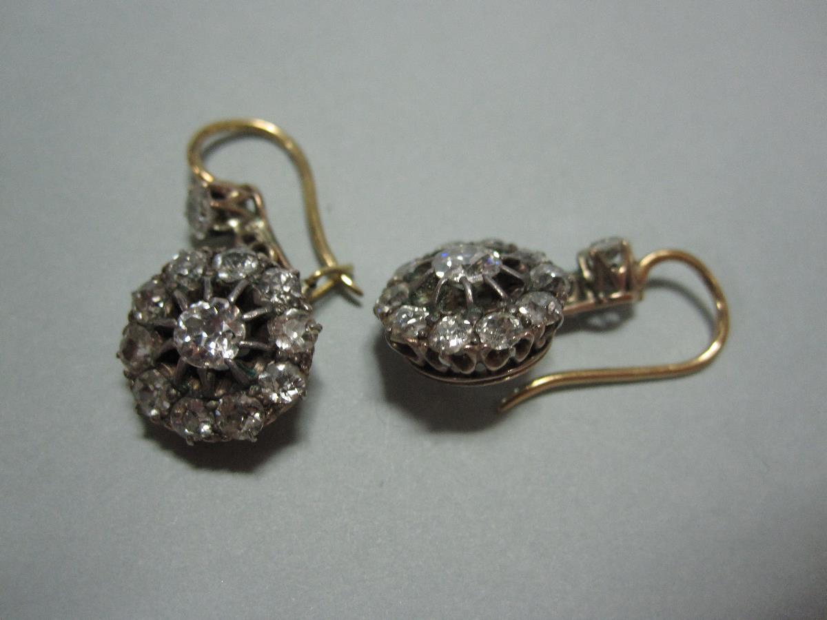 A pair of Victorian diamond cluster earpendants, each wire hook with safety catch, and claw set to - Bild 4 aus 4