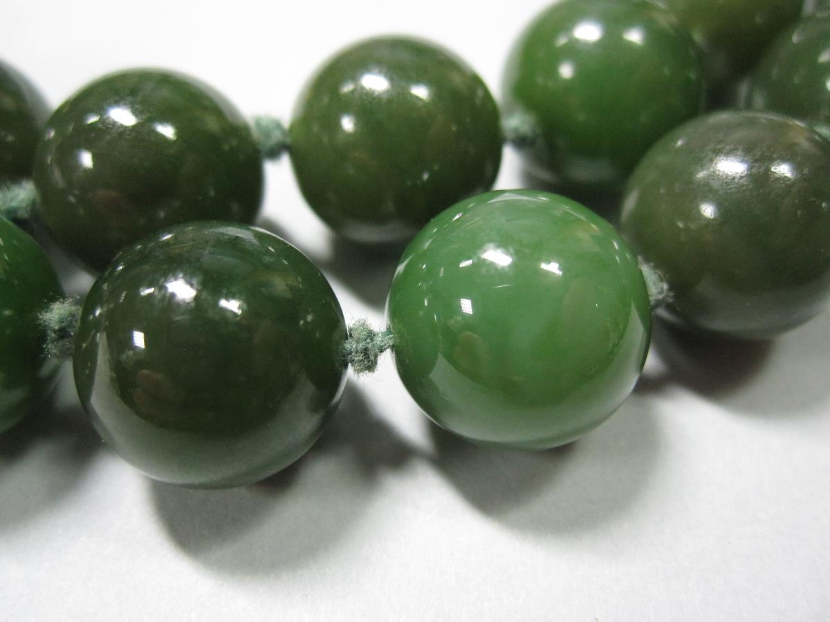 A nephrite jade bead suite with silver gilt fittings, the bracelet with a double row of 12-12.5mm - Bild 6 aus 7