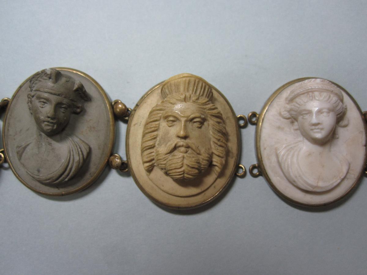 A lava cameo bracelet together with another similar of moulded opaque glass, the first with seven - Bild 5 aus 8