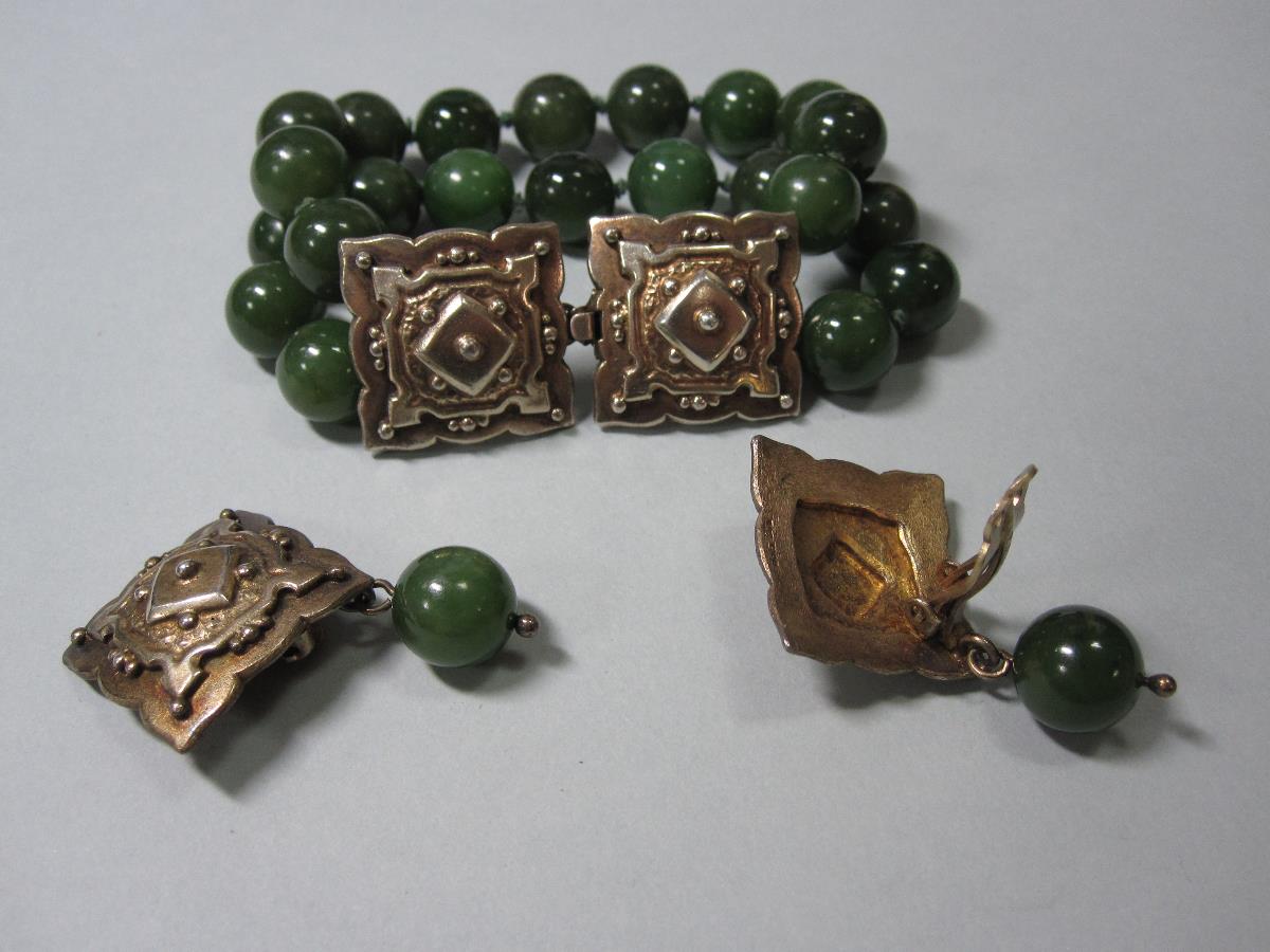 A nephrite jade bead suite with silver gilt fittings, the bracelet with a double row of 12-12.5mm - Bild 4 aus 7