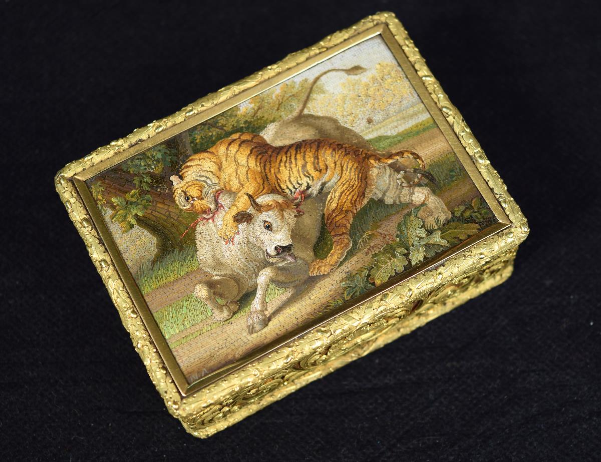 An 18ct gold cage work decorated snuff box, by Alexander J Strachan, London 1808, the cover inset
