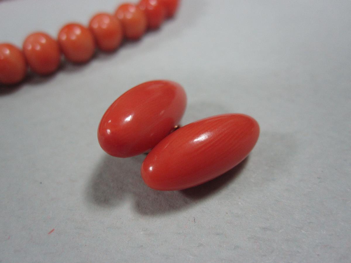 A small collection of coral jewellery, firstly a 9ct gold coral and seed pearl ring of asymmetric - Bild 3 aus 6