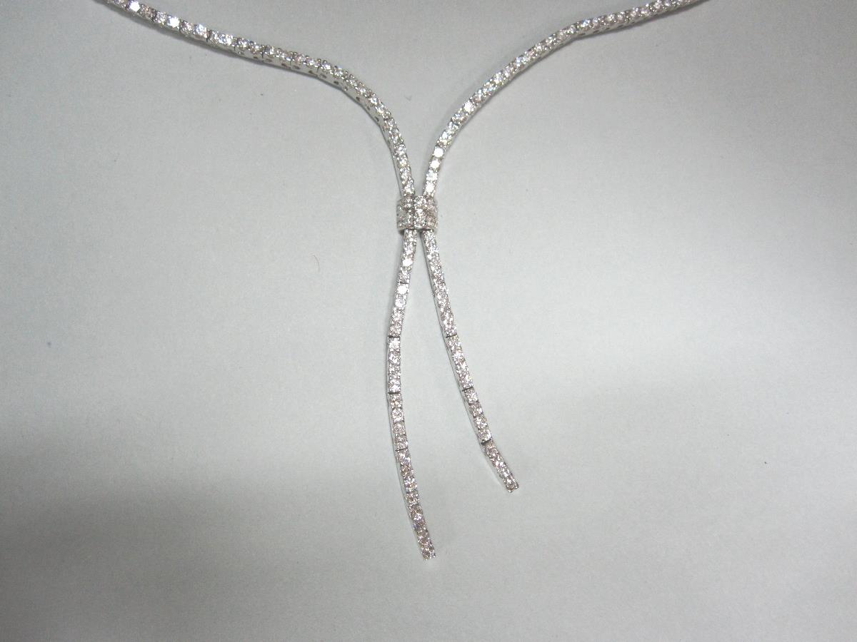A contemporary diamond line negligée necklace, set in white precious metal stamped `750` for 18ct - Bild 2 aus 4