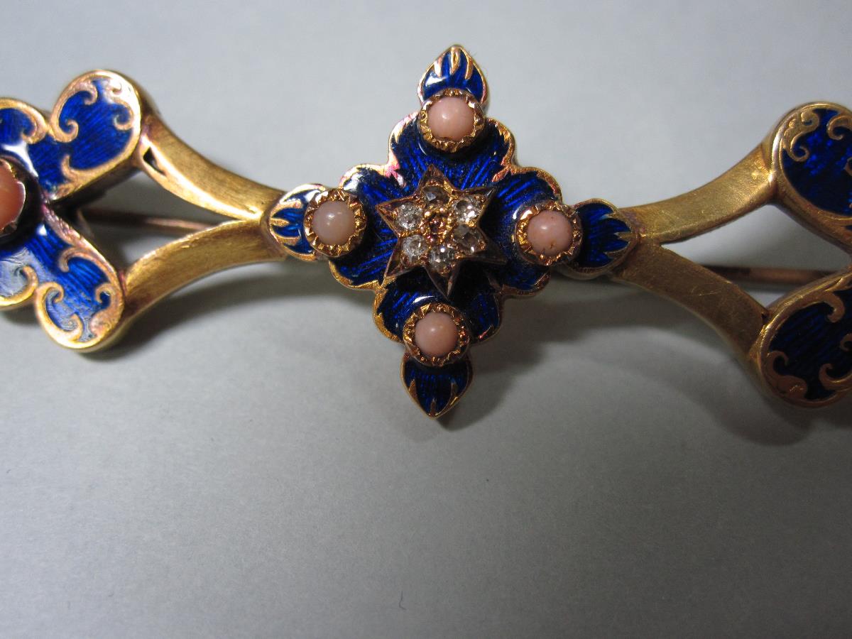 A mid 19th century enamel, coral and diamond brooch, designed as a central cruciform motif with a - Bild 2 aus 4