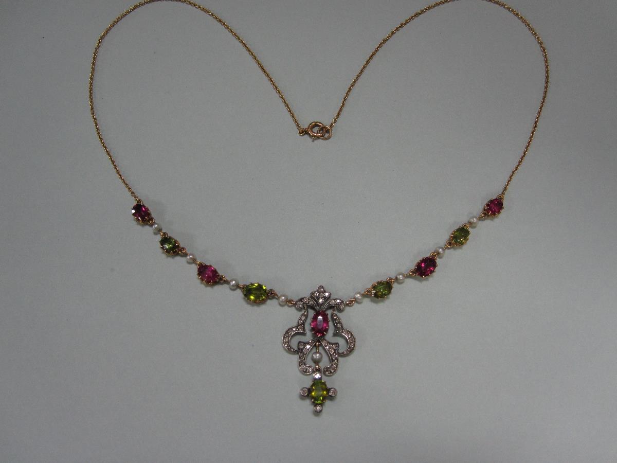A late Victorian diamond, peridot and pink tourmaline necklace, the central focus an open scrolling - Bild 4 aus 4