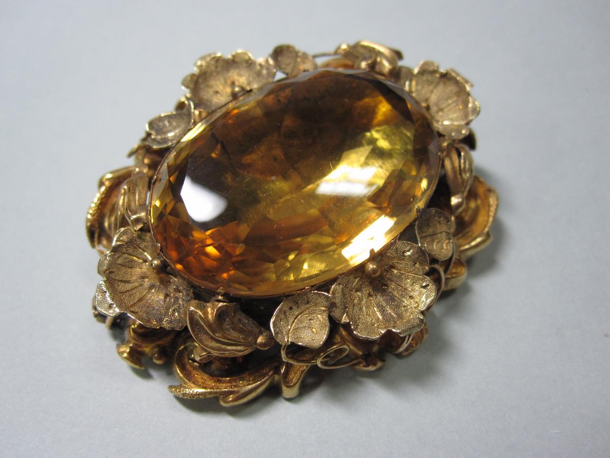 Two bold Victorian brooches, the first with a large oval cut light gold citrine in a pierced, - Bild 4 aus 5