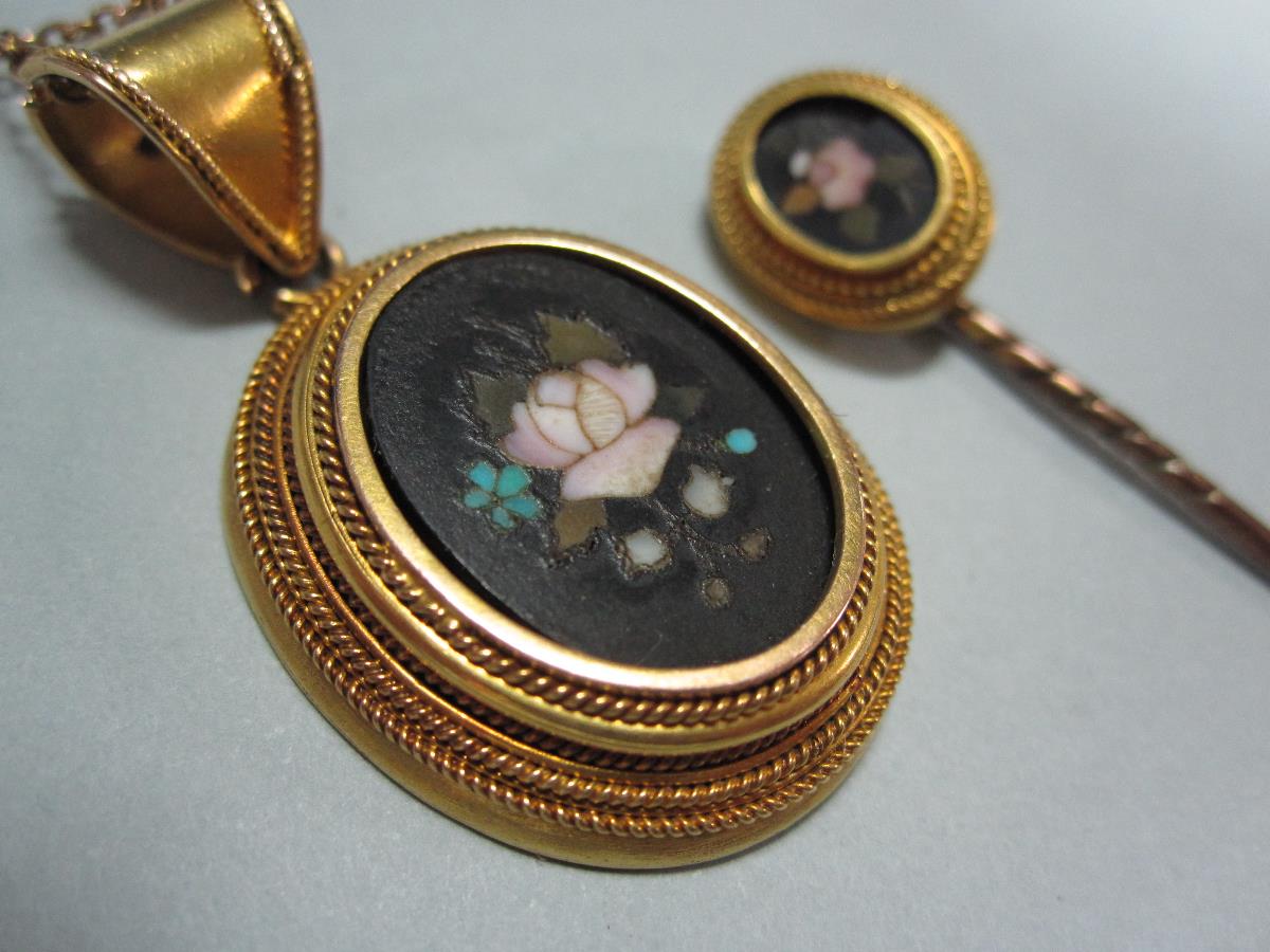 A 19th century pietra dura pendant and matching stick pin, the pendant with an oval hardstone - Bild 3 aus 3