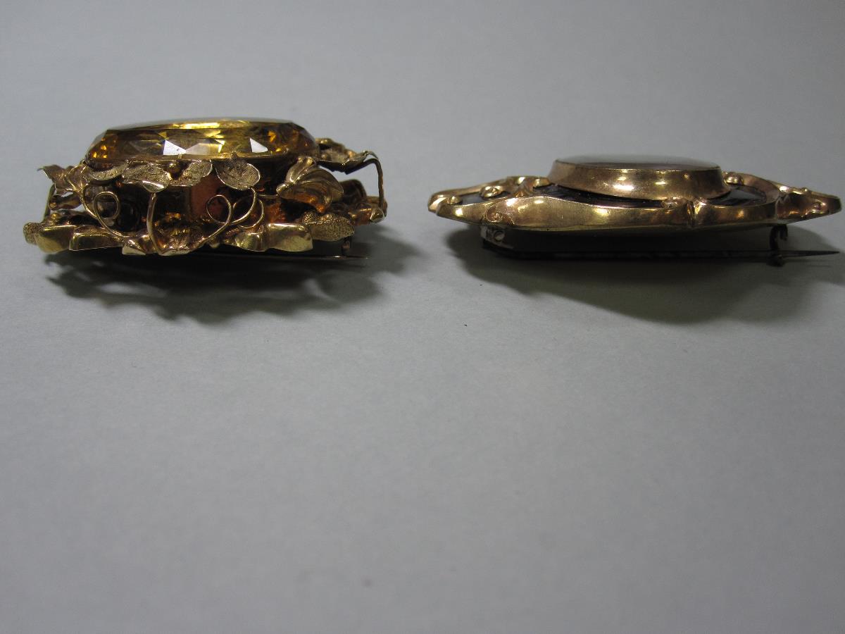 Two bold Victorian brooches, the first with a large oval cut light gold citrine in a pierced, - Bild 3 aus 5