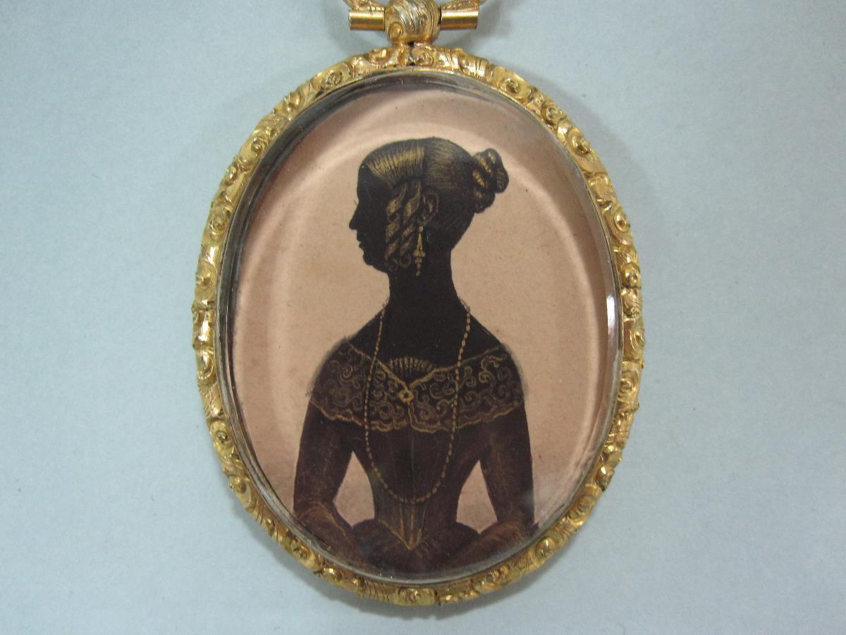 A double sided silhouette pendant circa 1840 together with a later Victorian miniature portrait and - Bild 5 aus 6