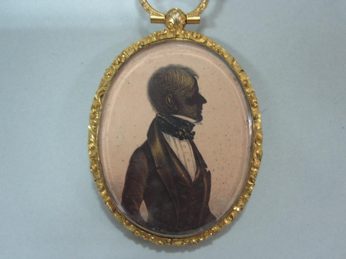 A double sided silhouette pendant circa 1840 together with a later Victorian miniature portrait and - Bild 6 aus 6