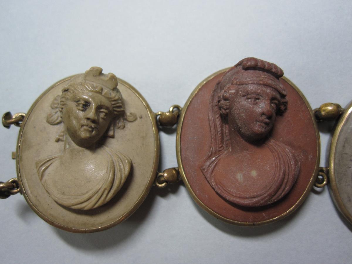 A lava cameo bracelet together with another similar of moulded opaque glass, the first with seven - Bild 8 aus 8