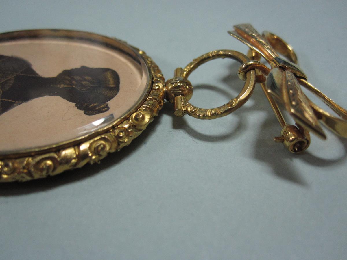A double sided silhouette pendant circa 1840 together with a later Victorian miniature portrait and - Bild 4 aus 6