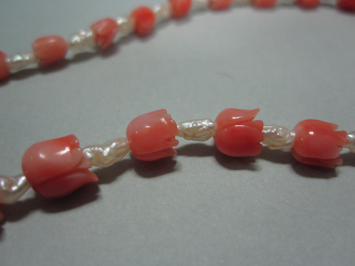 A carved coral and pearl necklace, the graduated string of coral beads carved as bell flowers or - Image 3 of 3