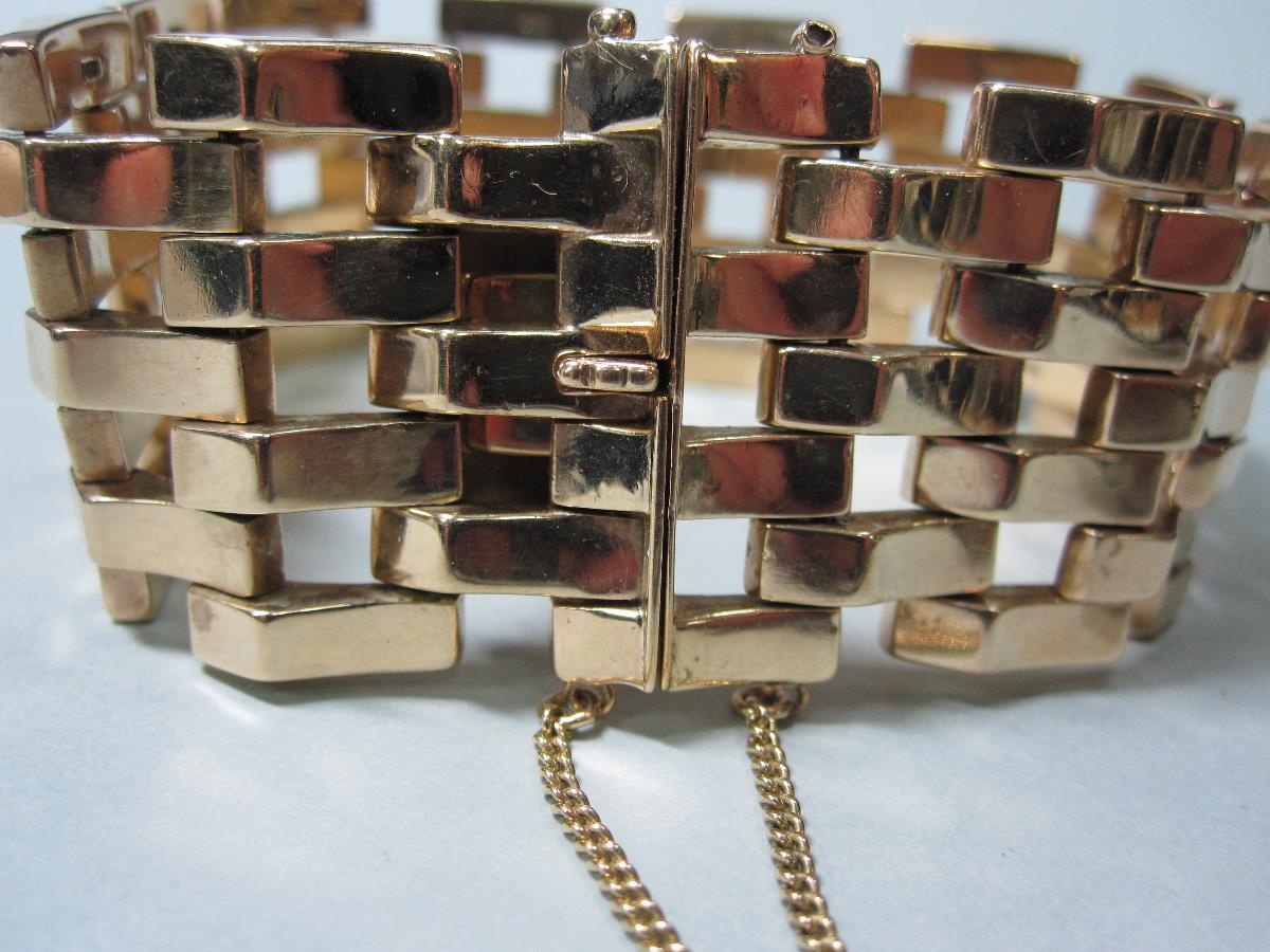 A substantial 9ct gold bricklink bracelet, with alternating stacks of polished shaped `bricks`, - Bild 4 aus 5