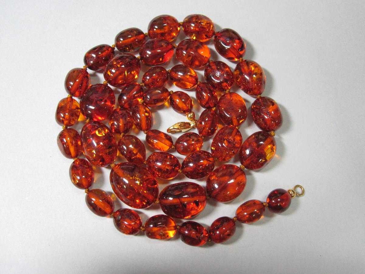 A vintage butterscotch amber bead necklace and another, the first of graduated 15-23mm long oval - Image 7 of 8