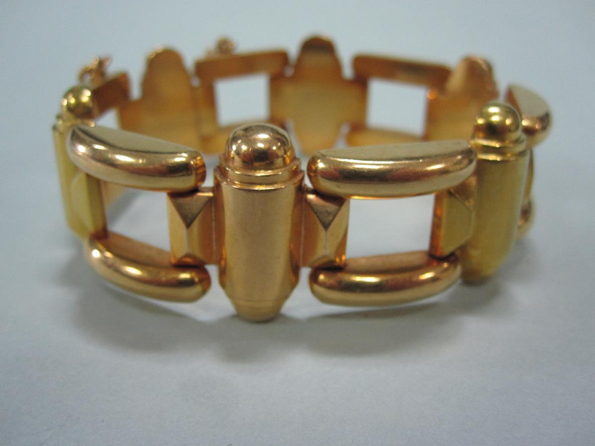 A 19ct gold chunky link bracelet, of bold geometric design with alternating open square and half - Bild 5 aus 5