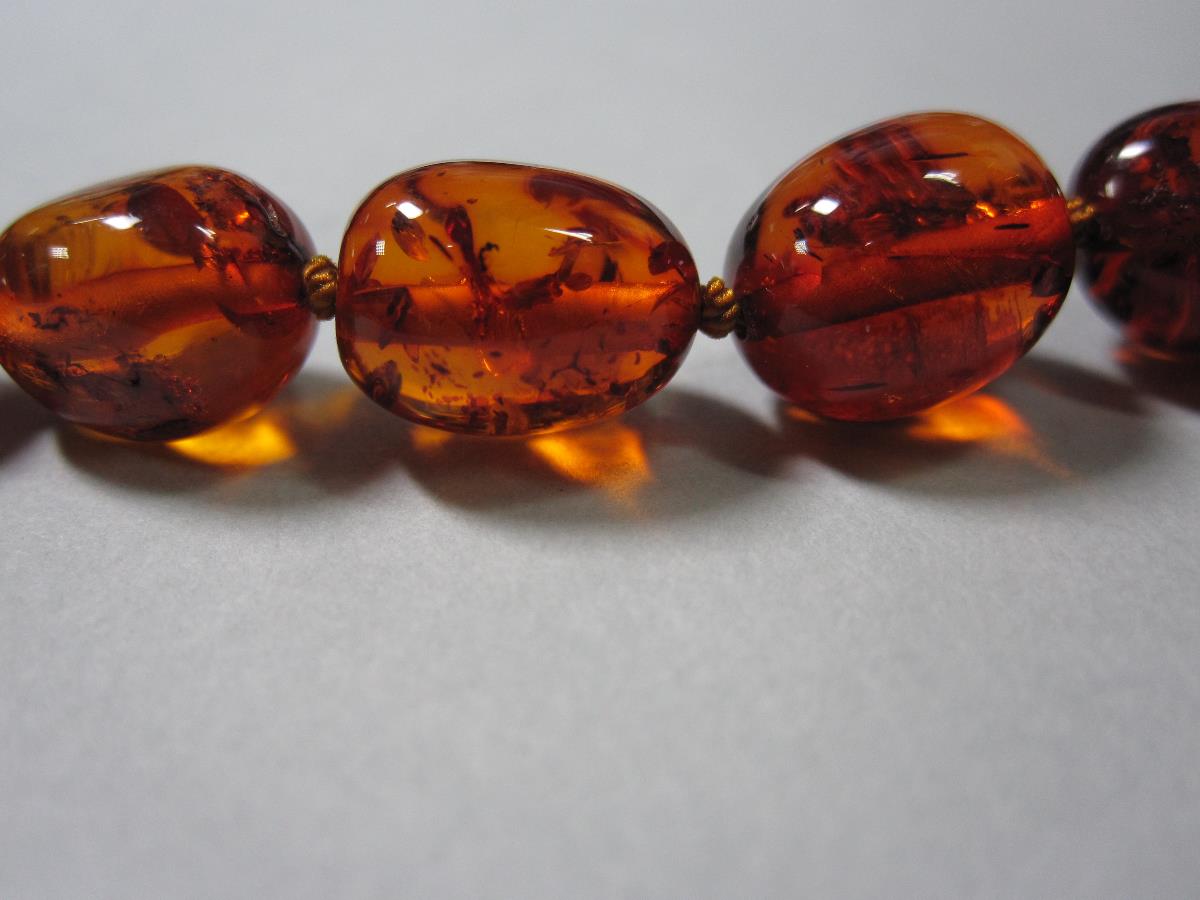 A vintage butterscotch amber bead necklace and another, the first of graduated 15-23mm long oval - Bild 8 aus 8